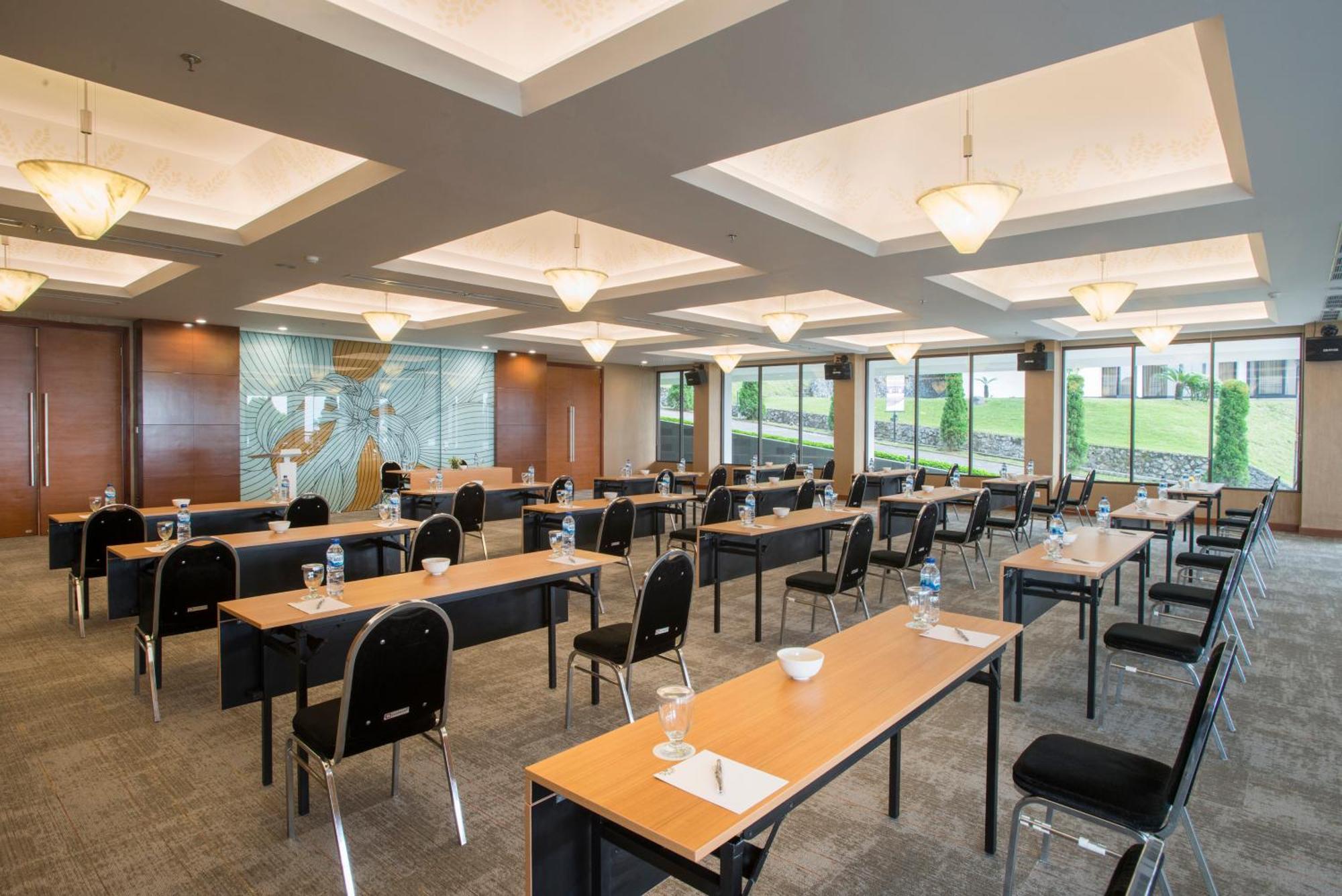 Surya Hotel & Cottages Prigen Екстер'єр фото
