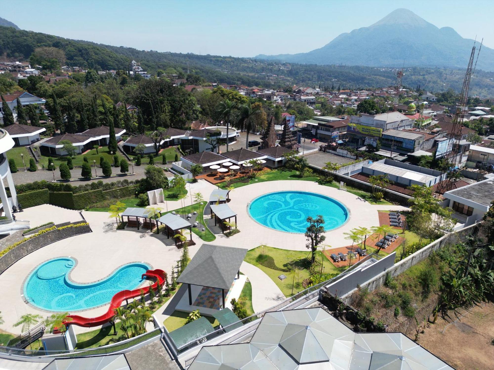 Surya Hotel & Cottages Prigen Екстер'єр фото