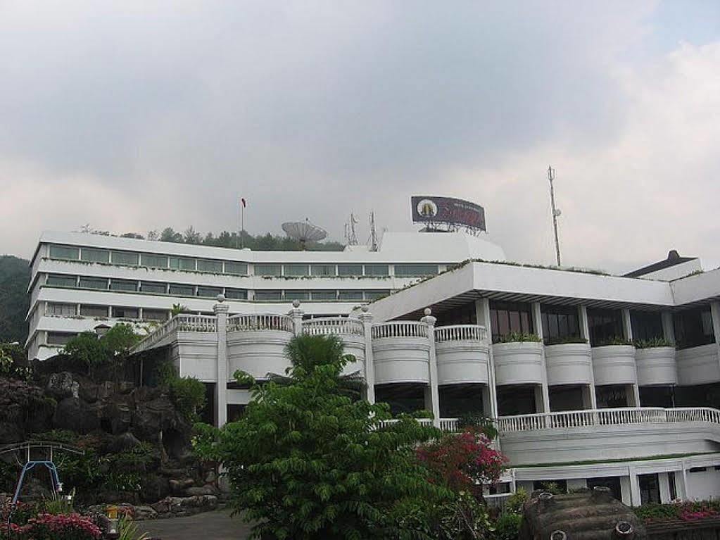 Surya Hotel & Cottages Prigen Екстер'єр фото